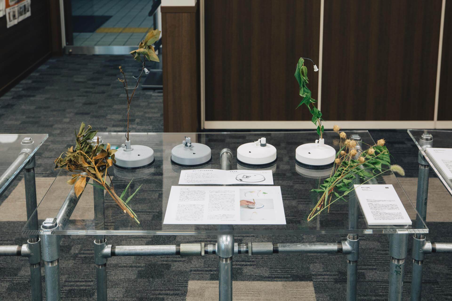 写真：受賞作品が机に並ぶ