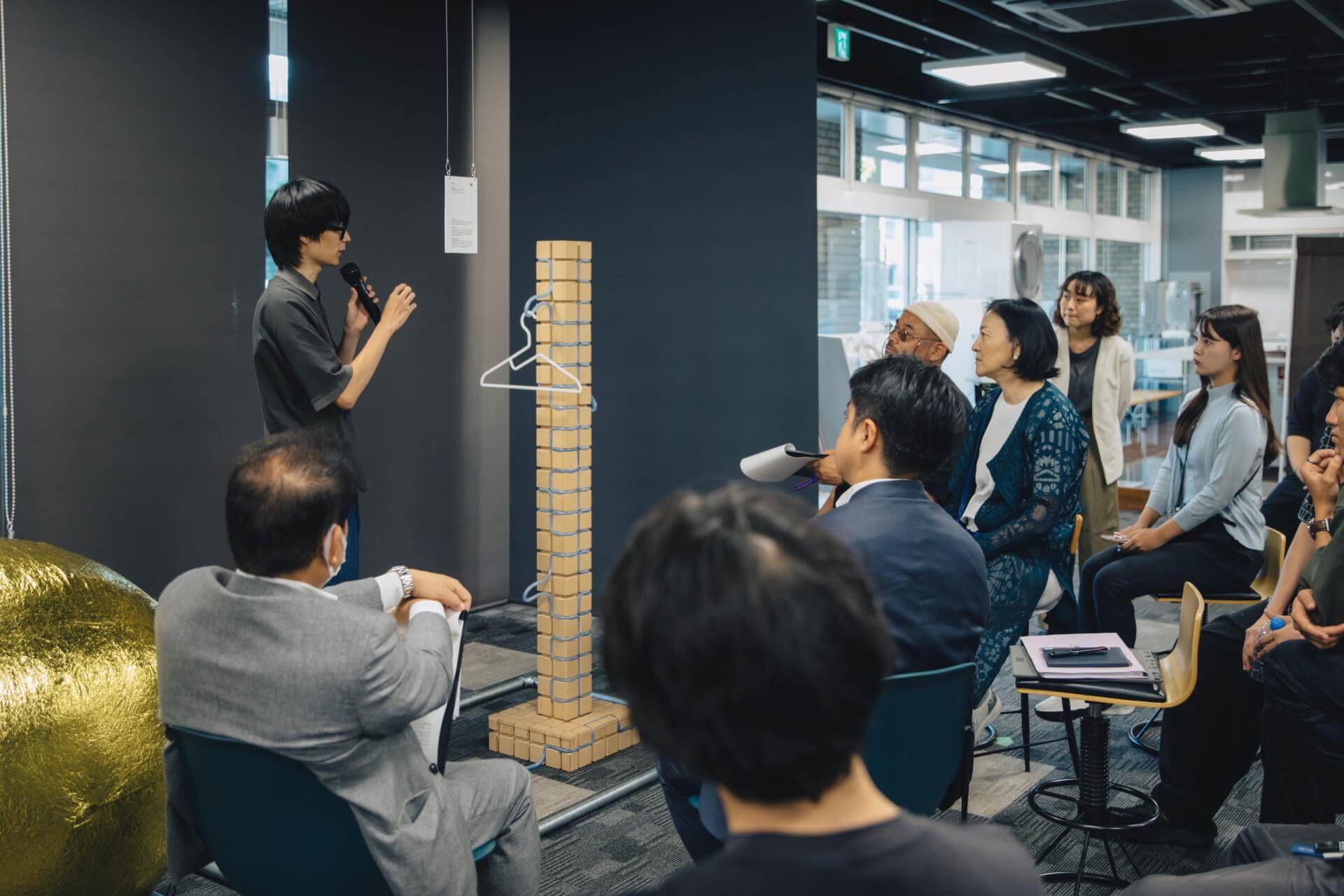 写真：受賞作品を解説する様子