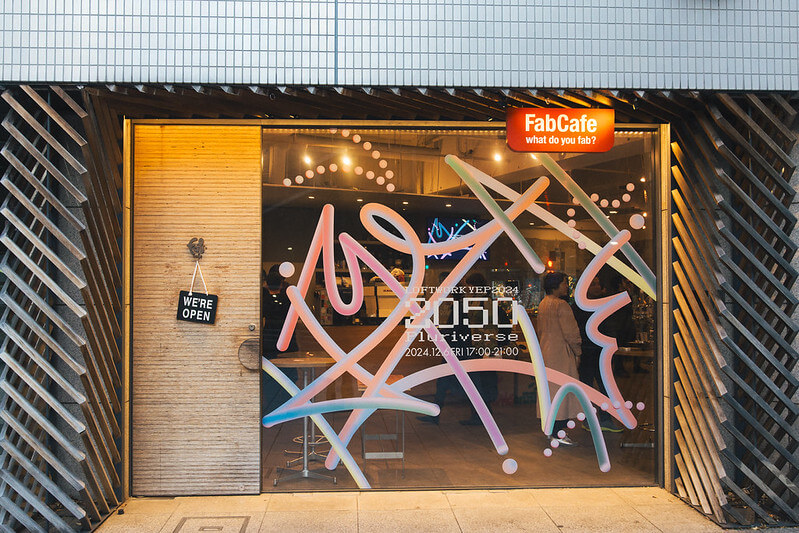 2025年のパーティーのテーマに彩られたFabCafeの入口