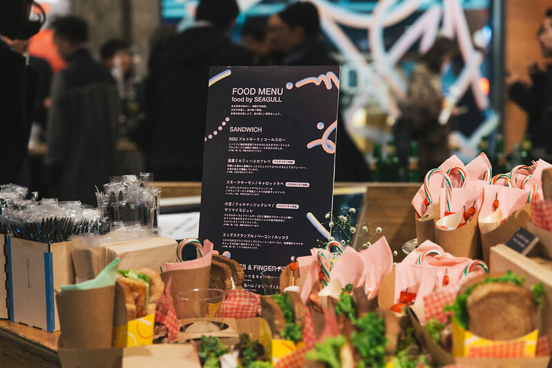 バライティーに富んだフードとそのメニュー