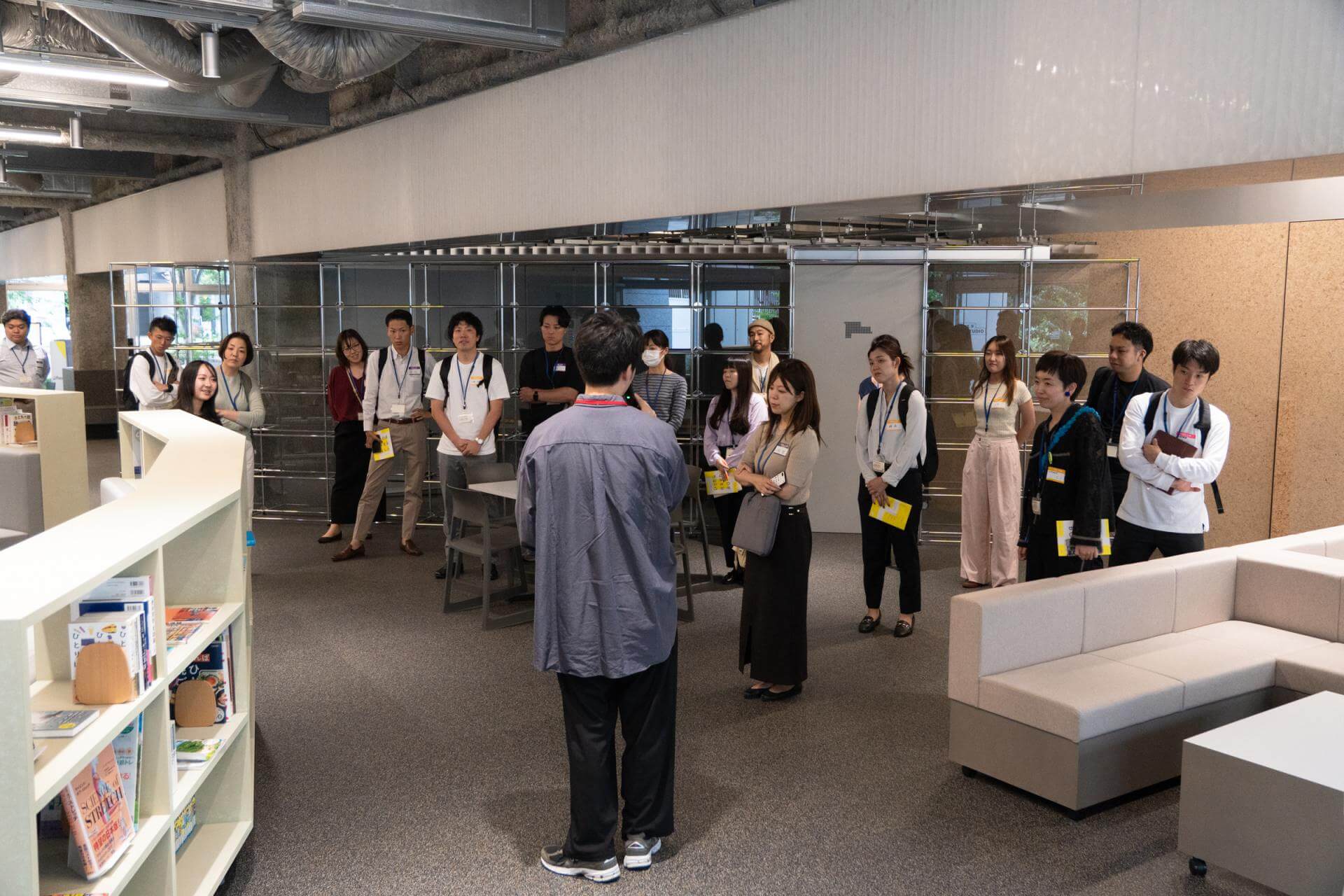 写真:大勢のイベント参加者が話に聞き入っている