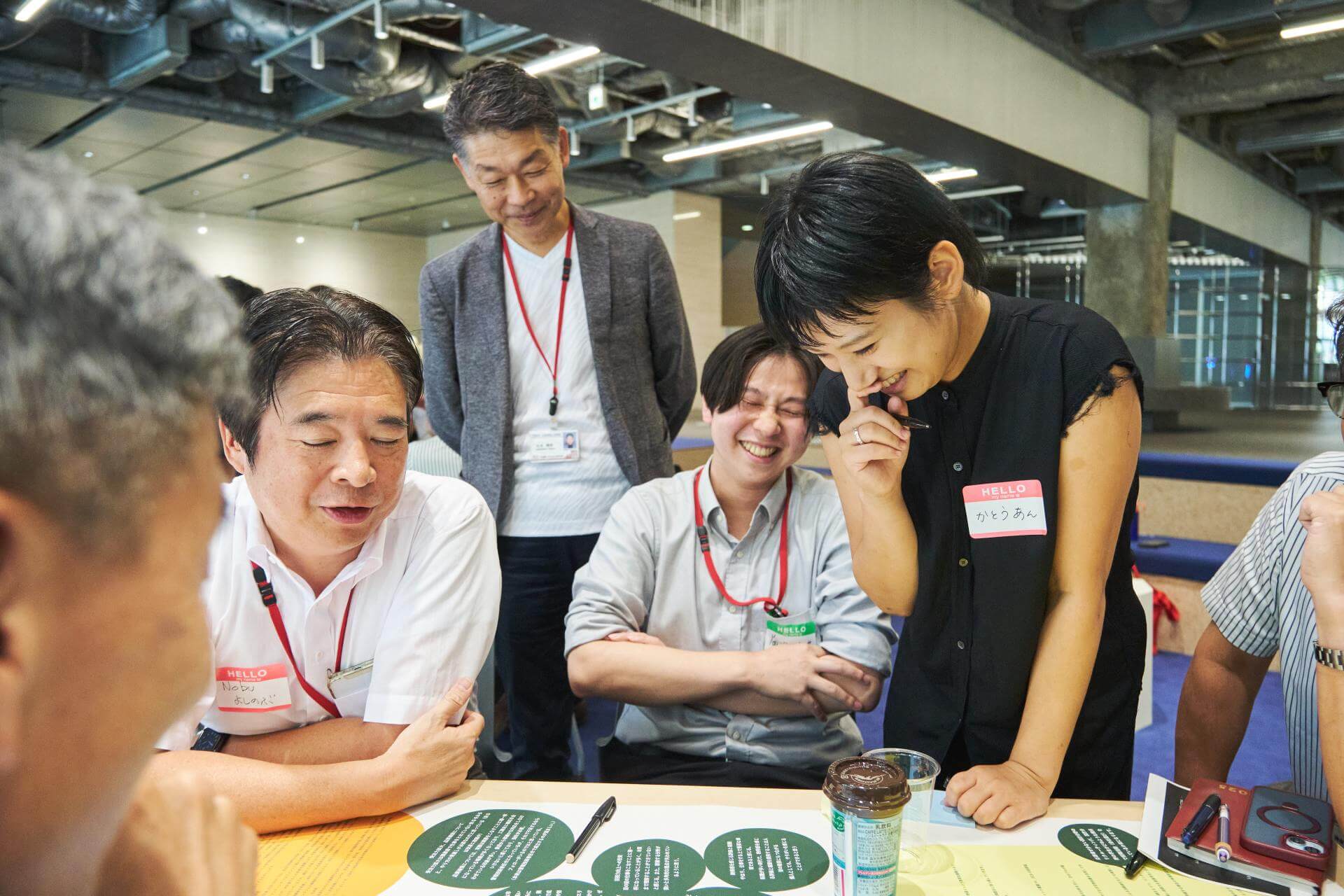 写真:ワークショップでミドルから若手が混ざって議論する様子