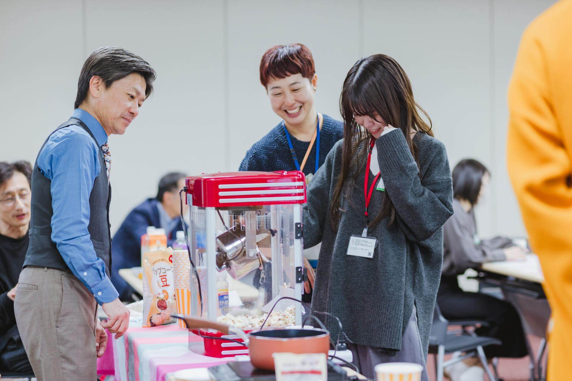 写真：ポップコーンをつくる様子