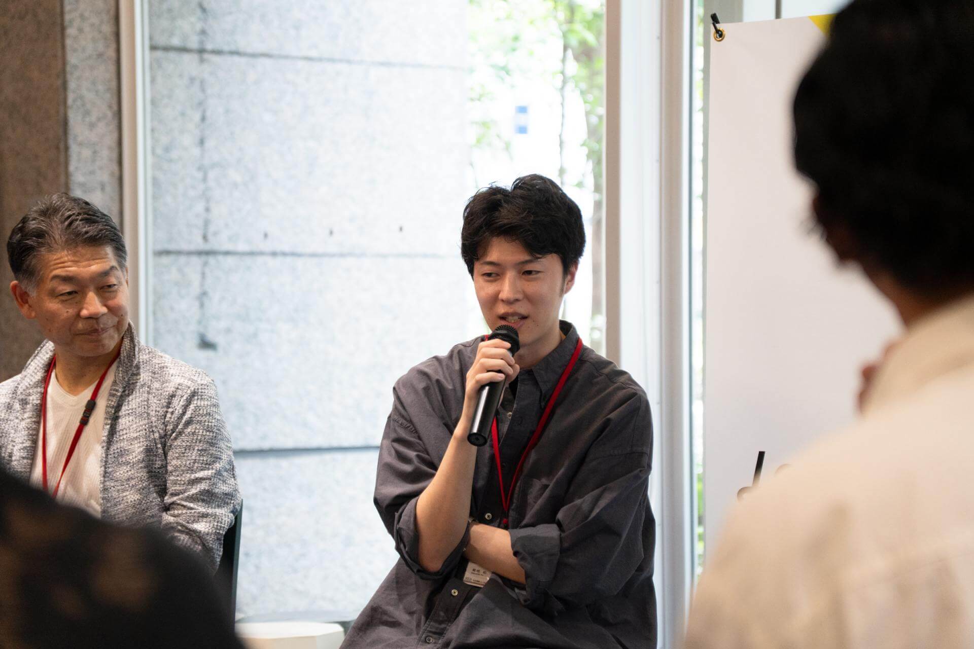 写真:ステージで登壇する若者