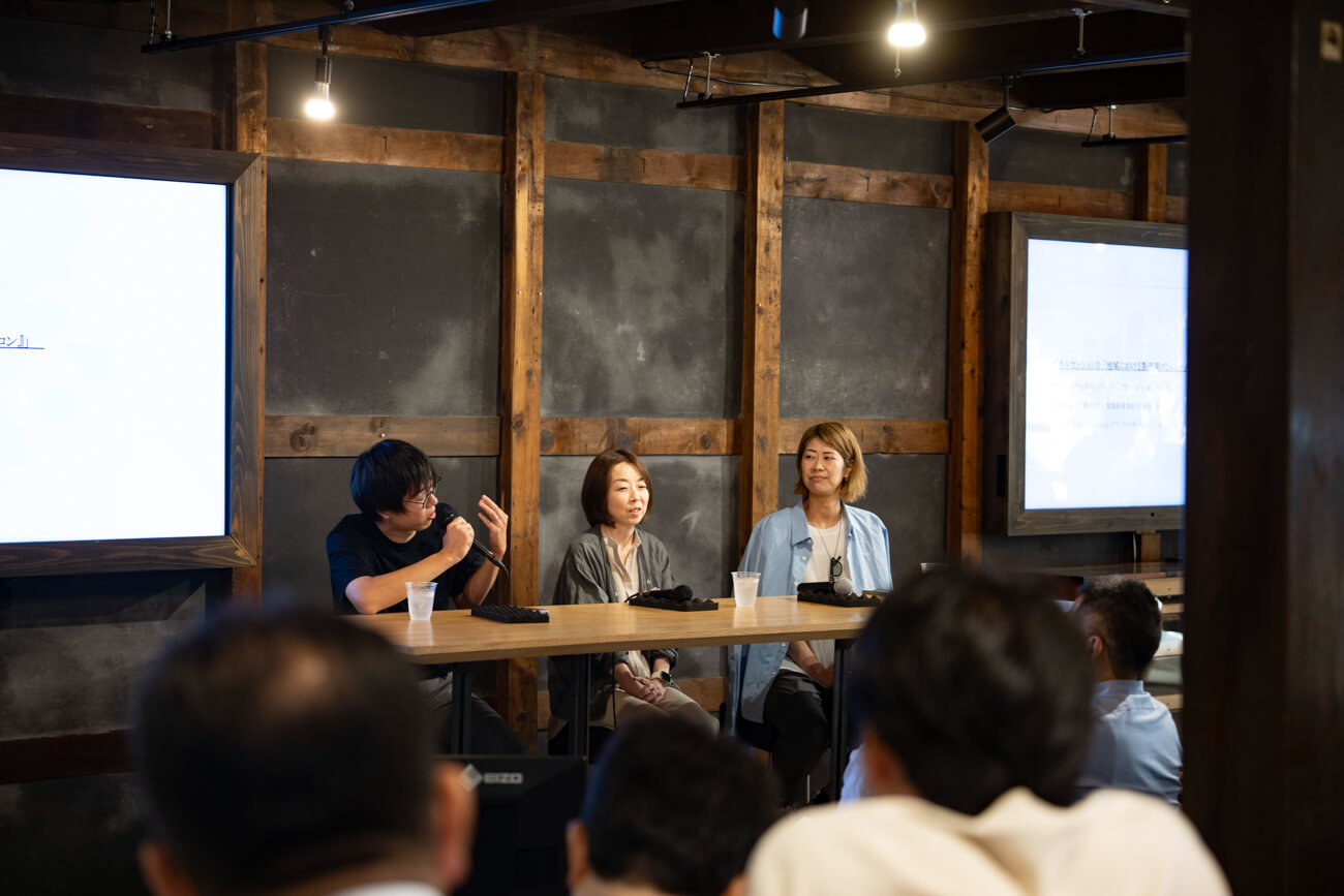 ３人の登壇者が長机につき、観客に向けて話している様子