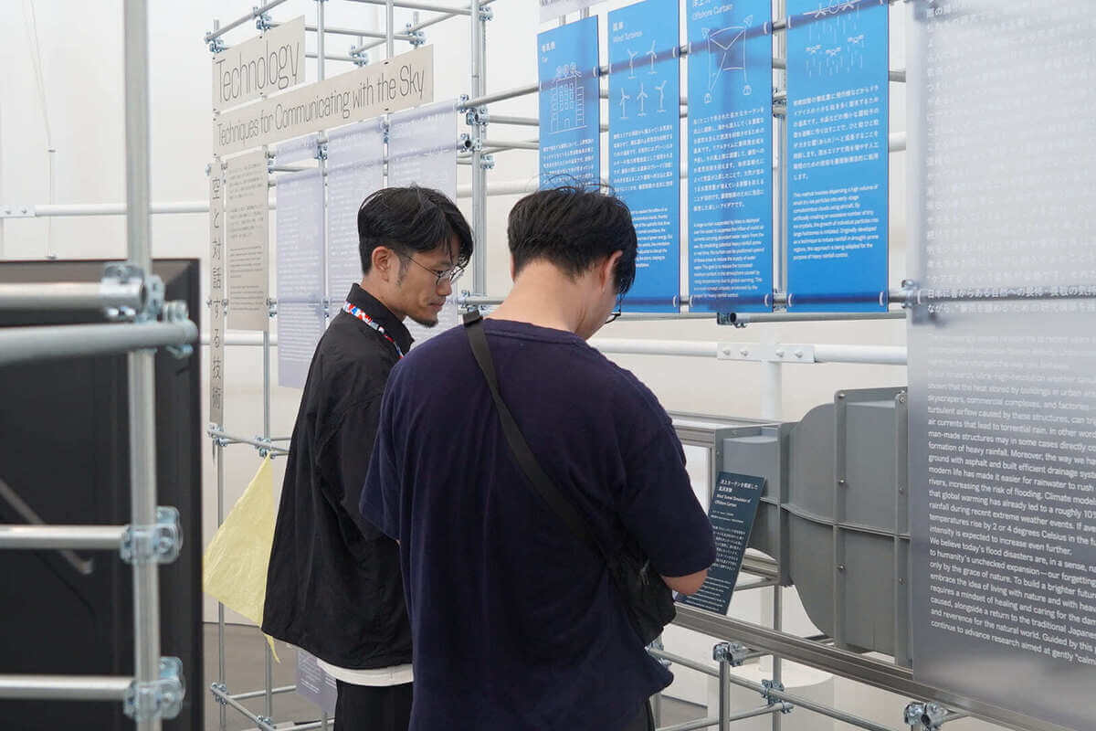 洋上カーテン実験装置を眺める筆者と村上の様子