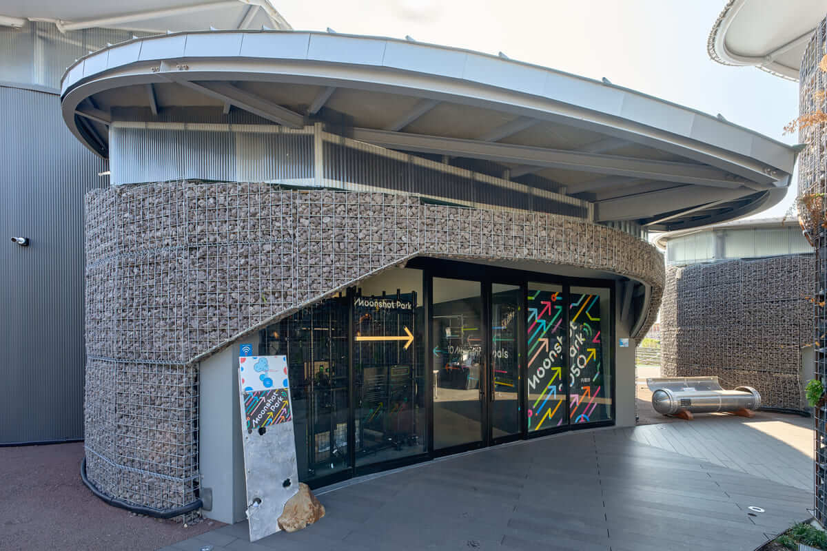 ムーンショットパークの建物入り口の写真