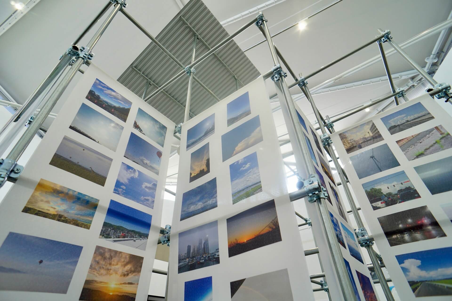 プロローグに飾られる100枚の空の写真