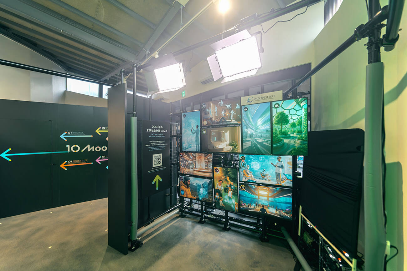 フォトスポットの写真。中央にパズルのように配置されたディスプレイがあり、そこに各目標の未来社会をイメージしたイラストが描かれている。