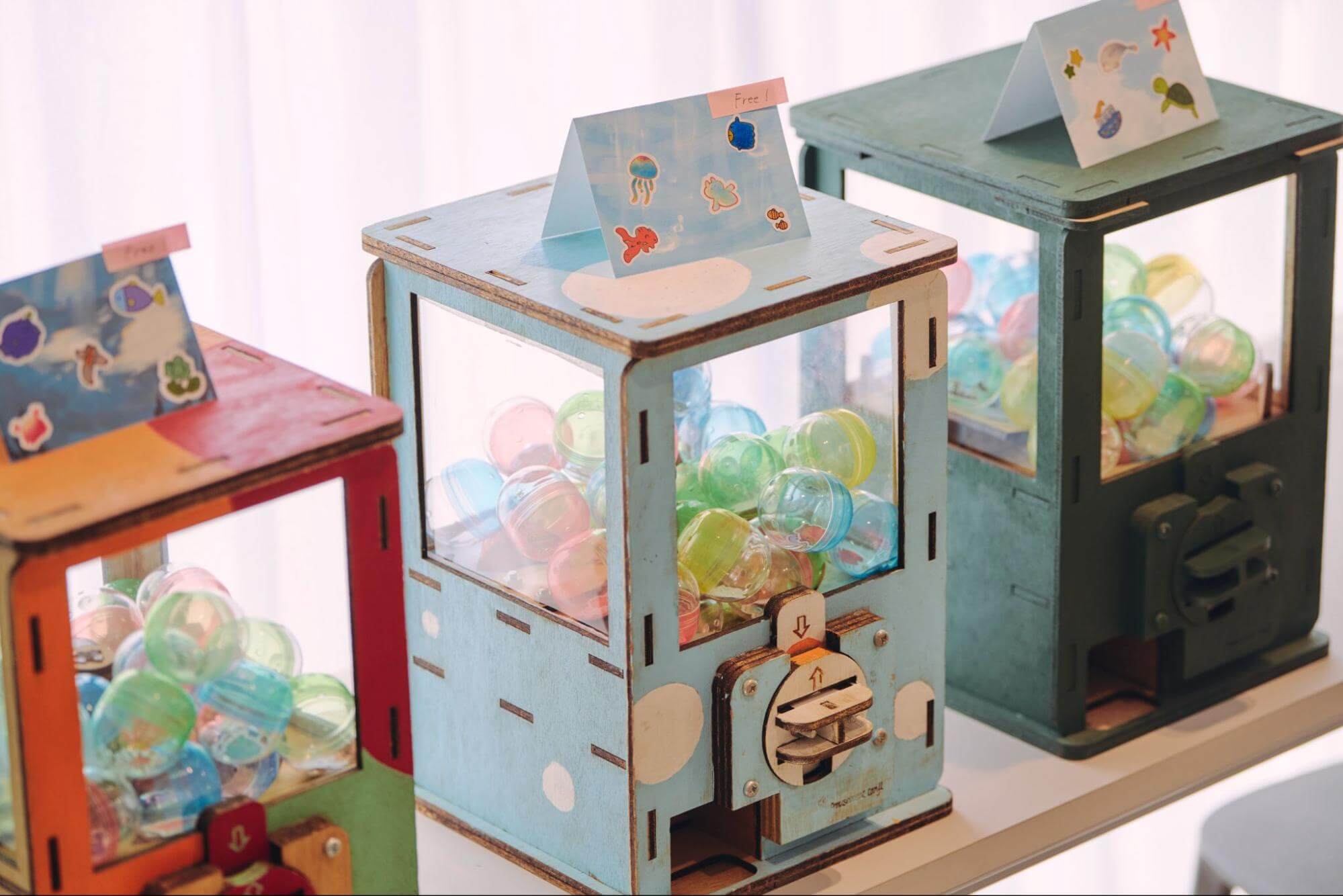 写真：３つのガチャが並ぶ様子