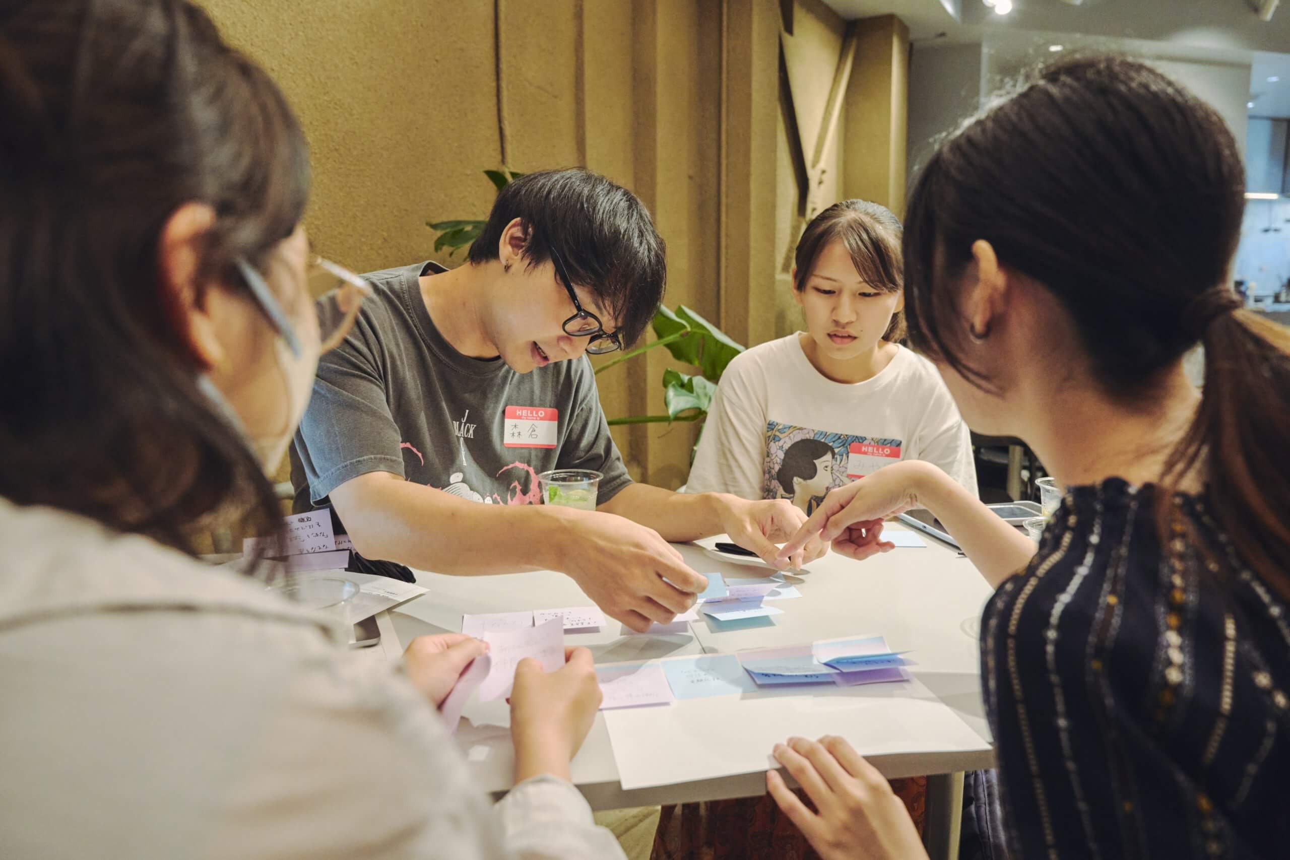 写真：学生たちが議論している