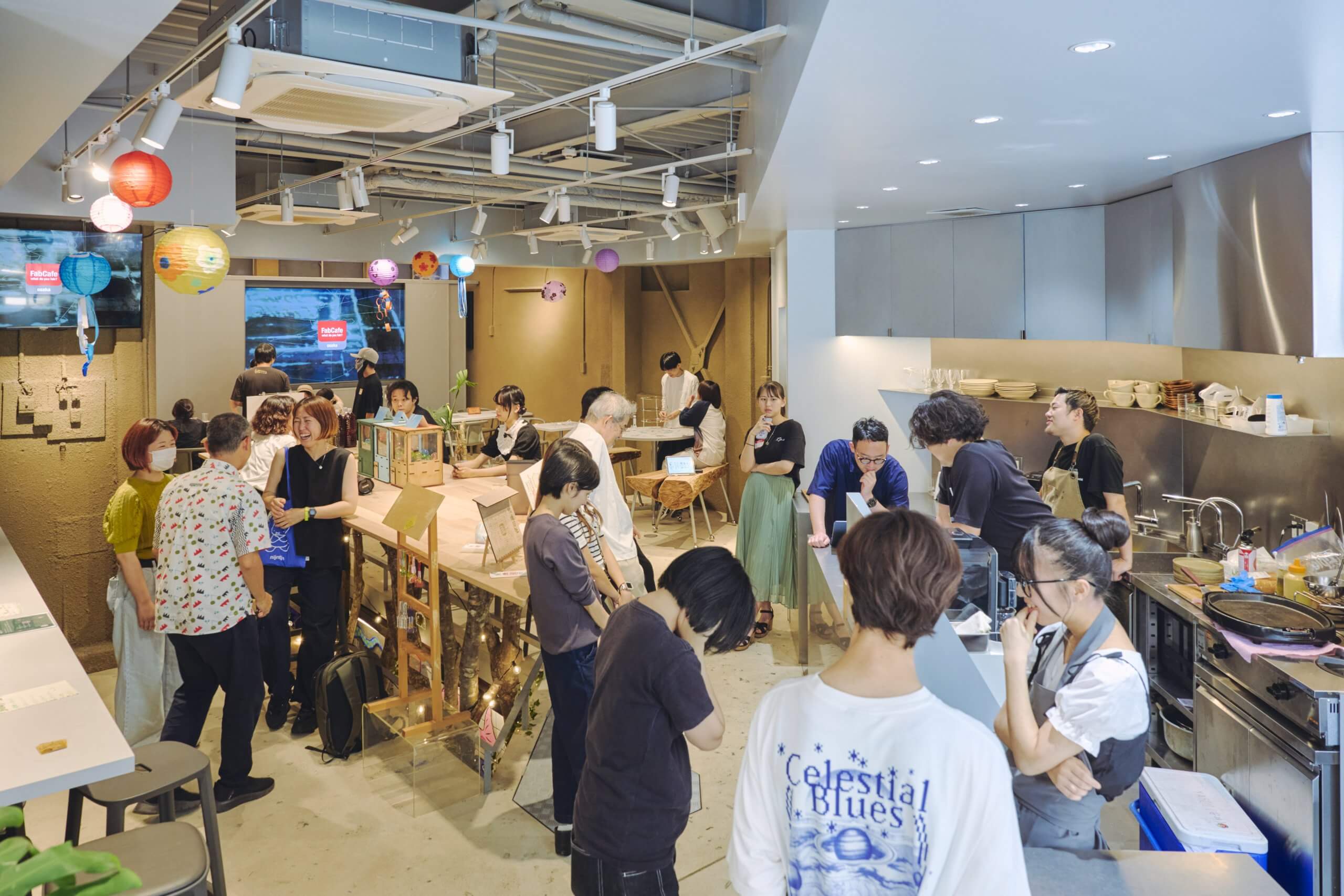 写真：FabCafae Osakaが賑わっている様子