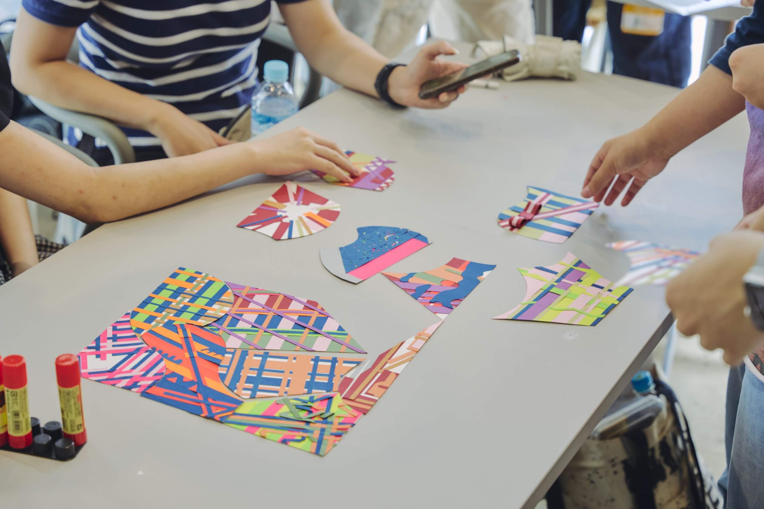 写真：ビジュアルに用いるパーツを色紙で表現