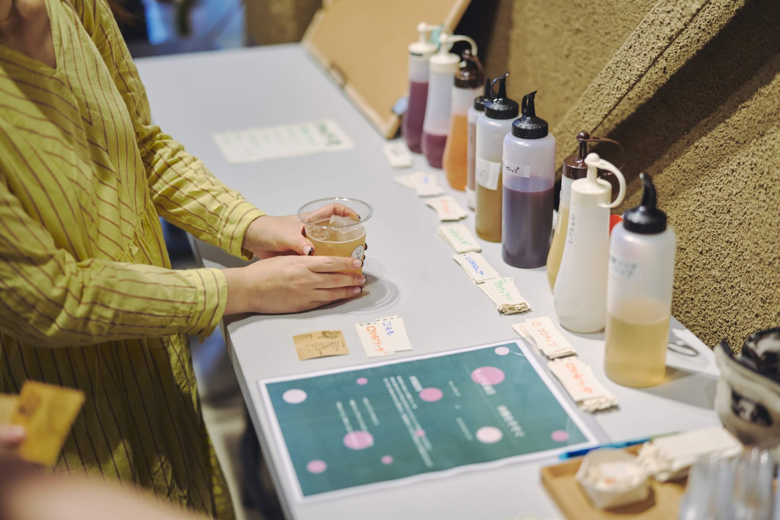 写真：ドリンクのフレーバーを選ぶ様子