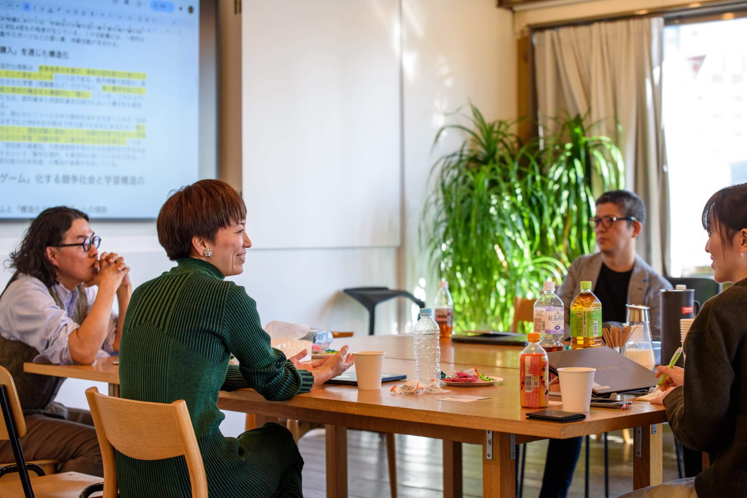 参加者が話す様子