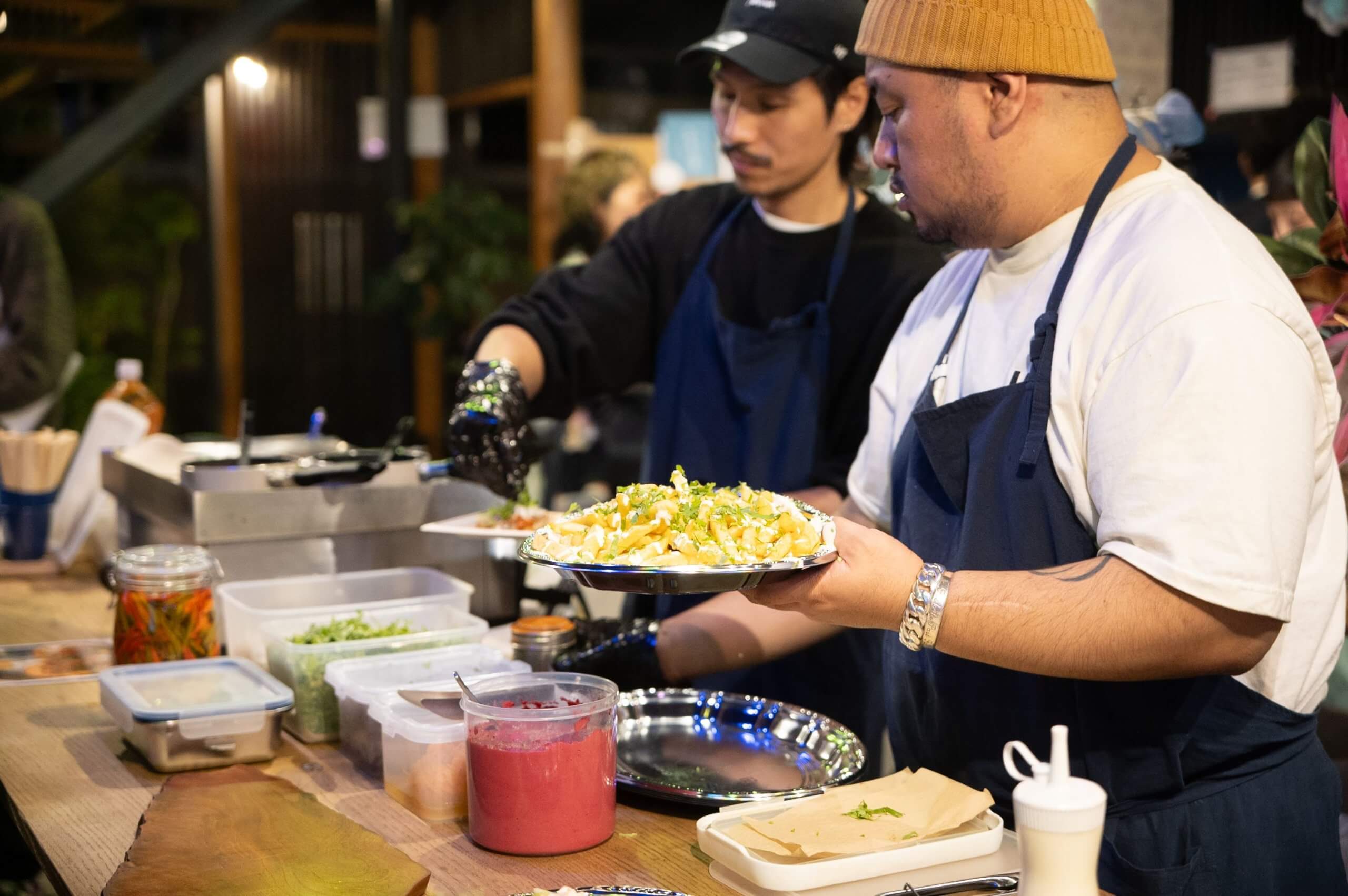 タコスを作っている写真