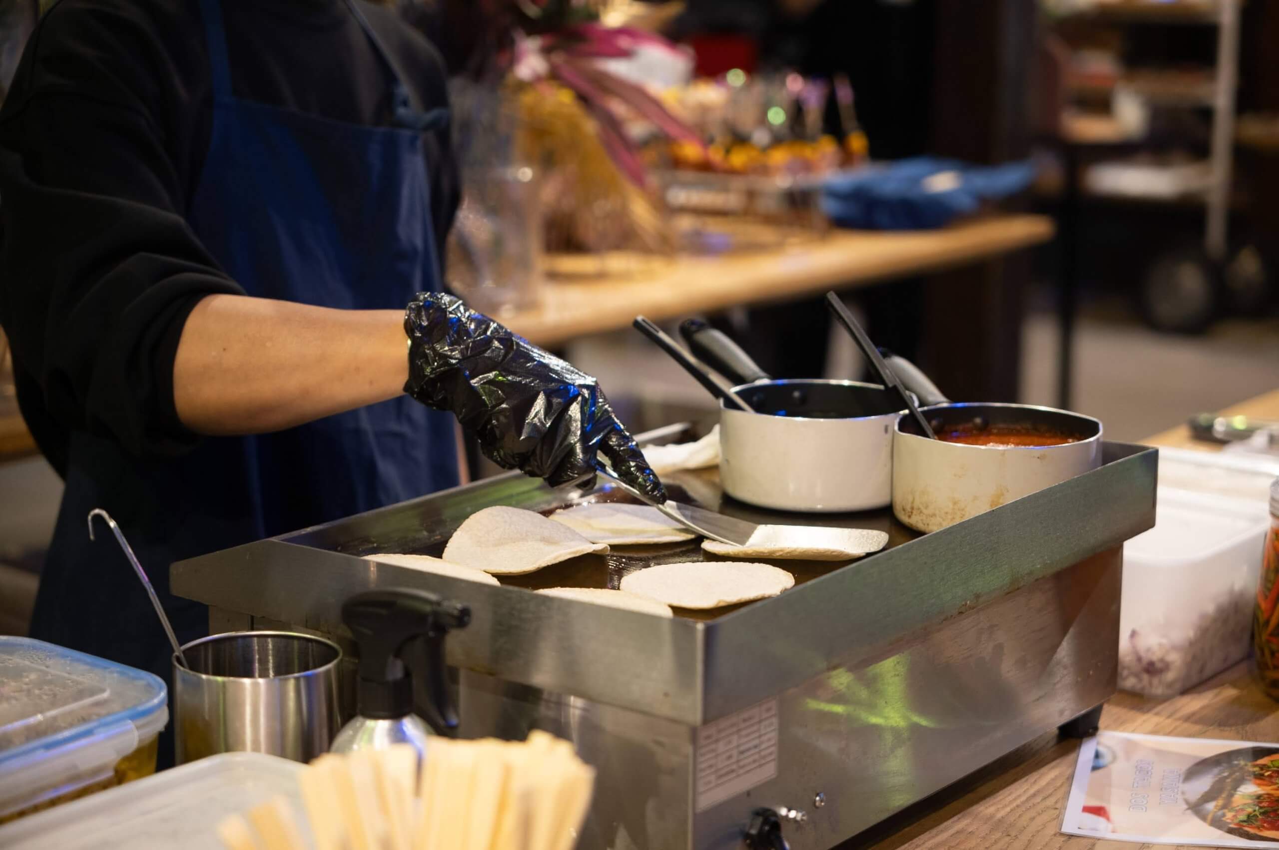 タコスを作っている写真