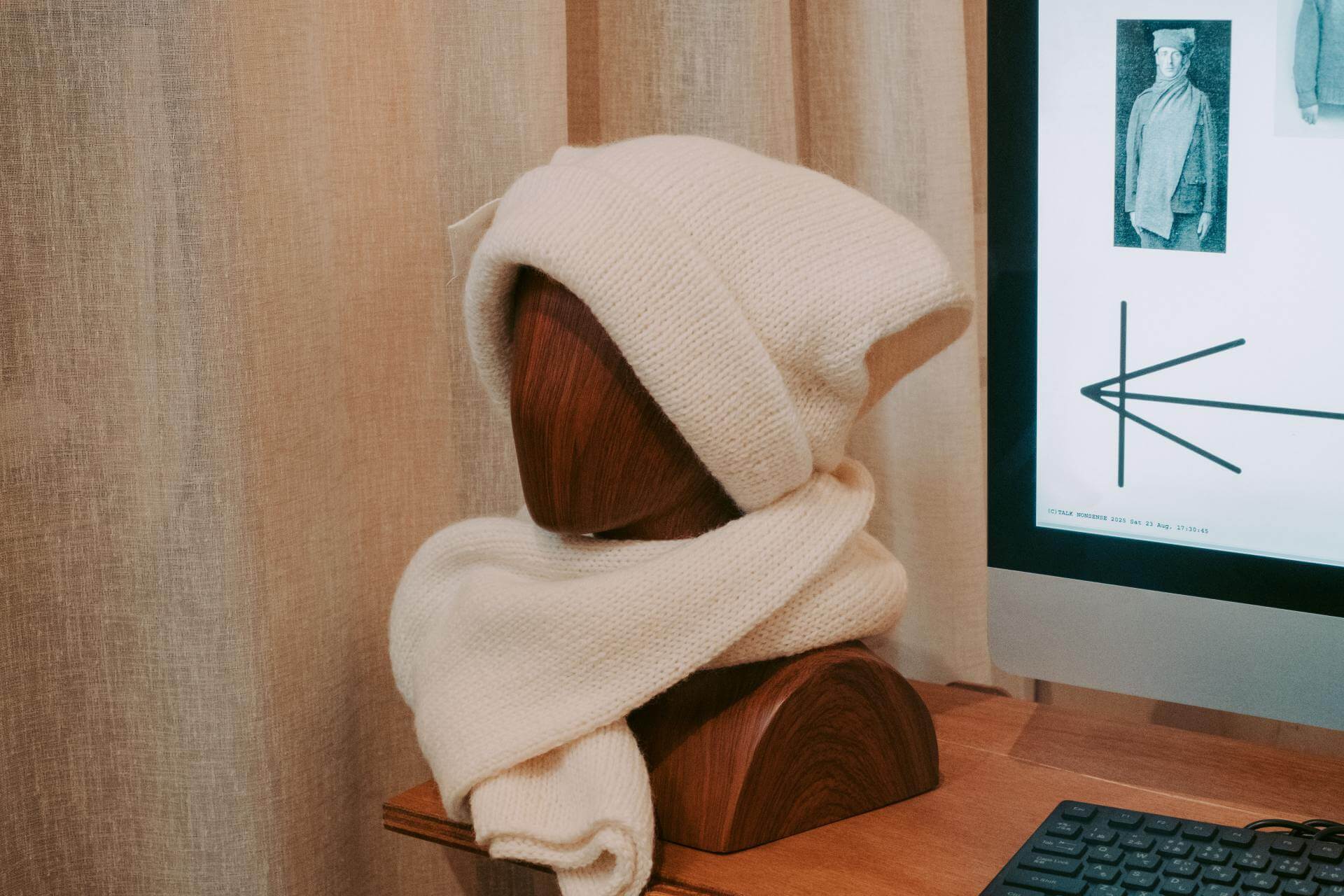 写真：マネキンに展示されたキャップスカーフ