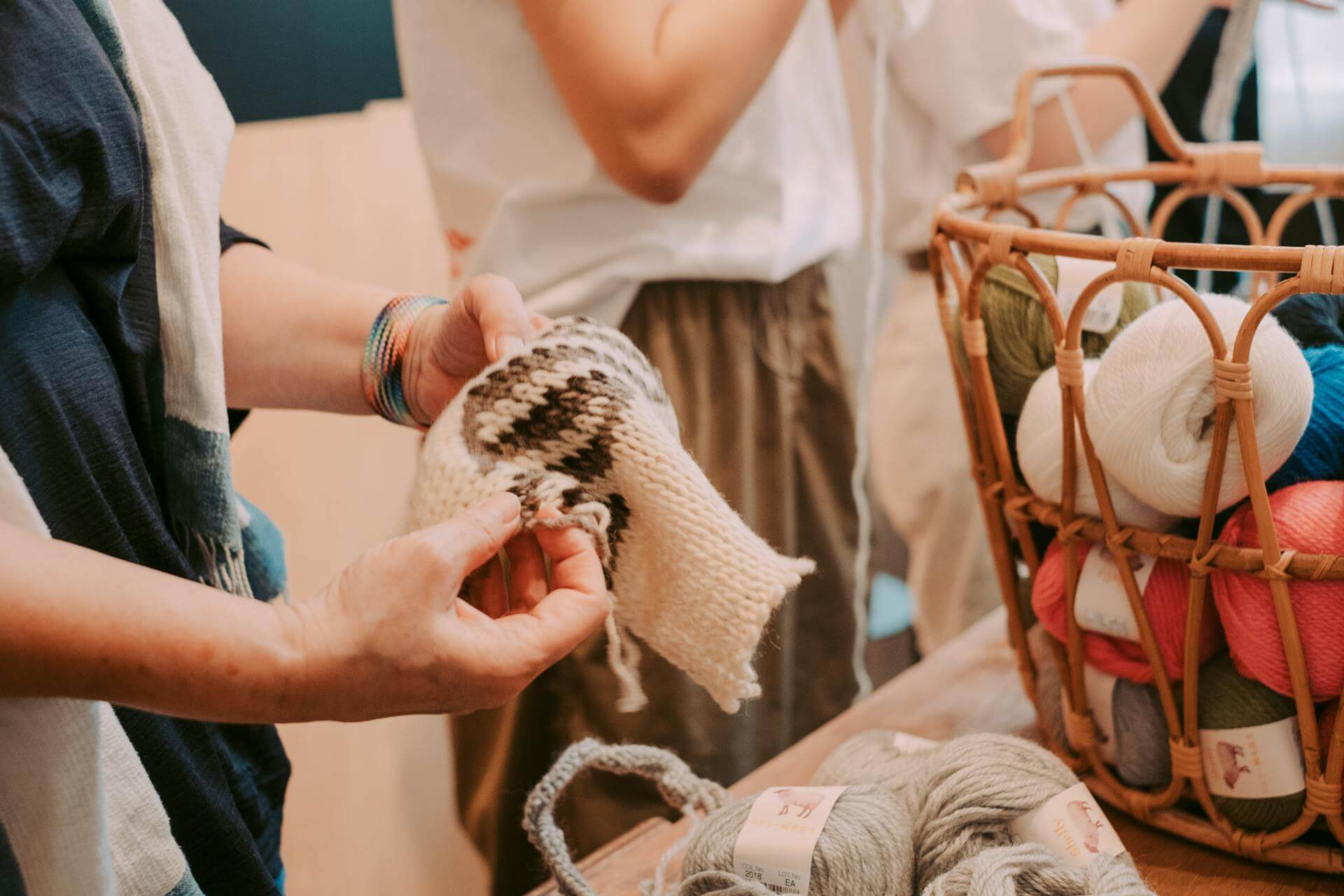 写真：編み物を手に取る様子