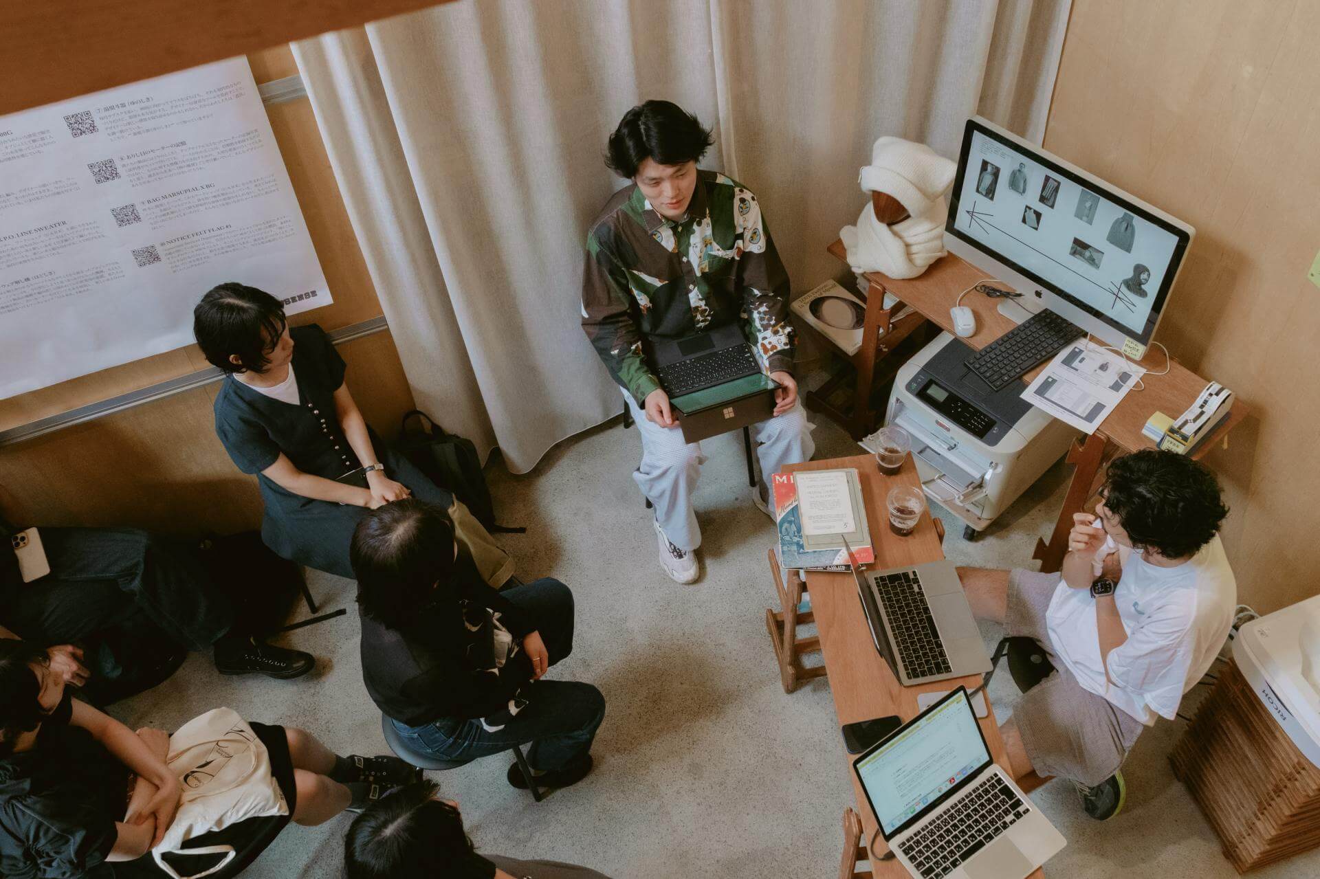 写真：なはれに、多くの人が座っている