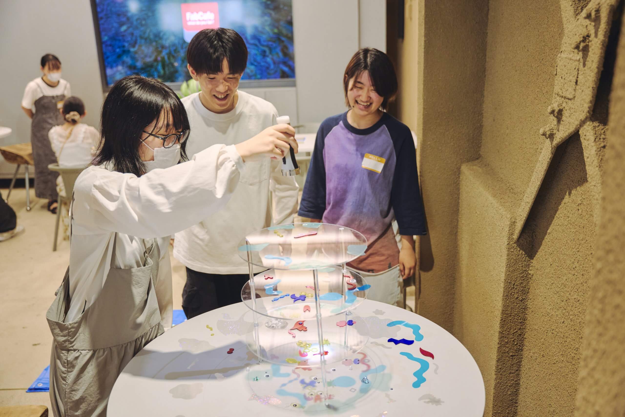 写真：アクリルパーツに光をあて、影を楽しむ様子