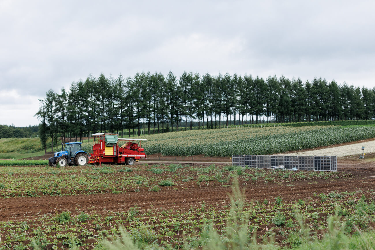 田んぼのなかをトラクターが走っている写真