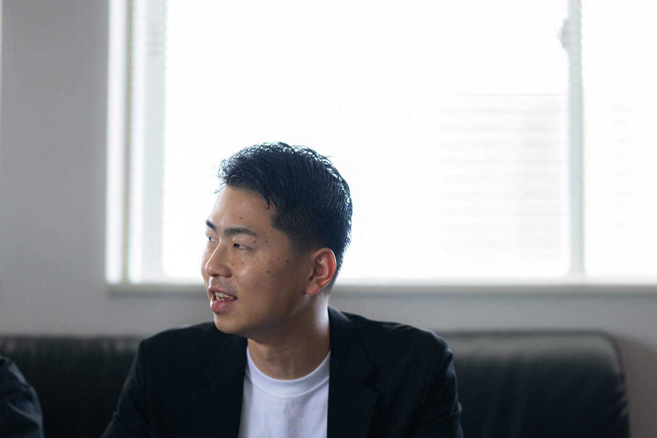 応接室にいる男性が、話しかけている様子