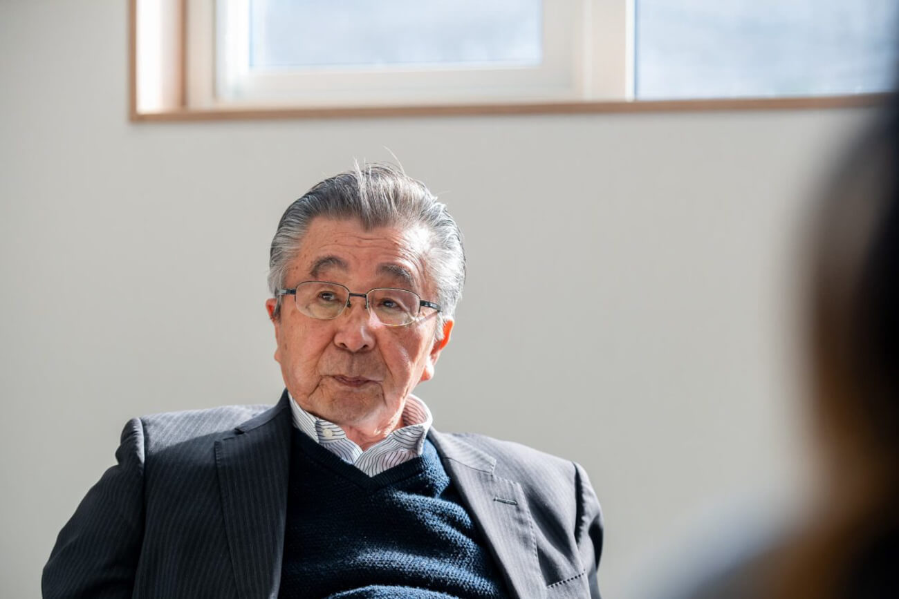 会社の2代目社長・塚田さんがインタビューに応えている様子