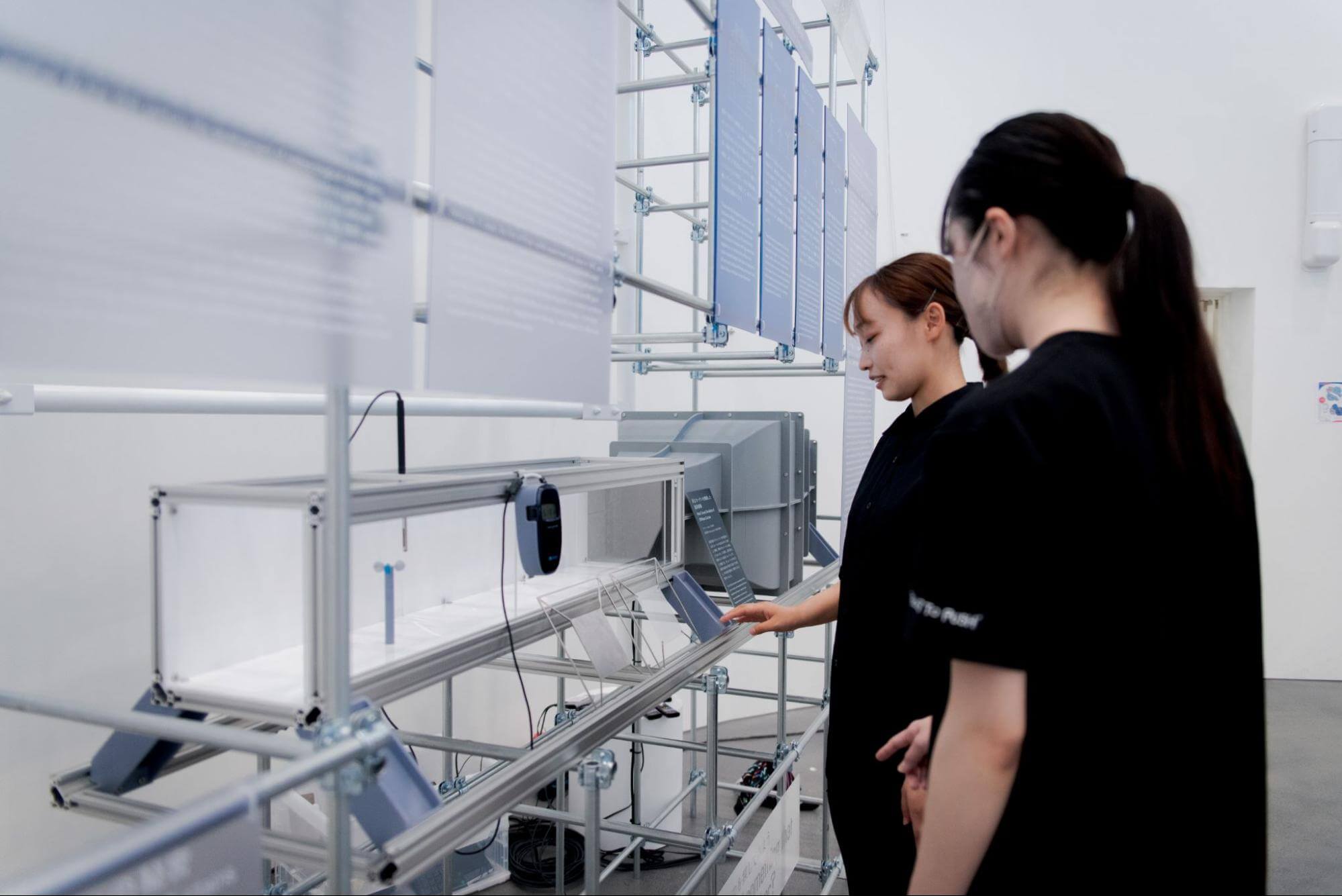 風洞実験装置にて「洋上カーテン」の効果をシミュレーションする様子