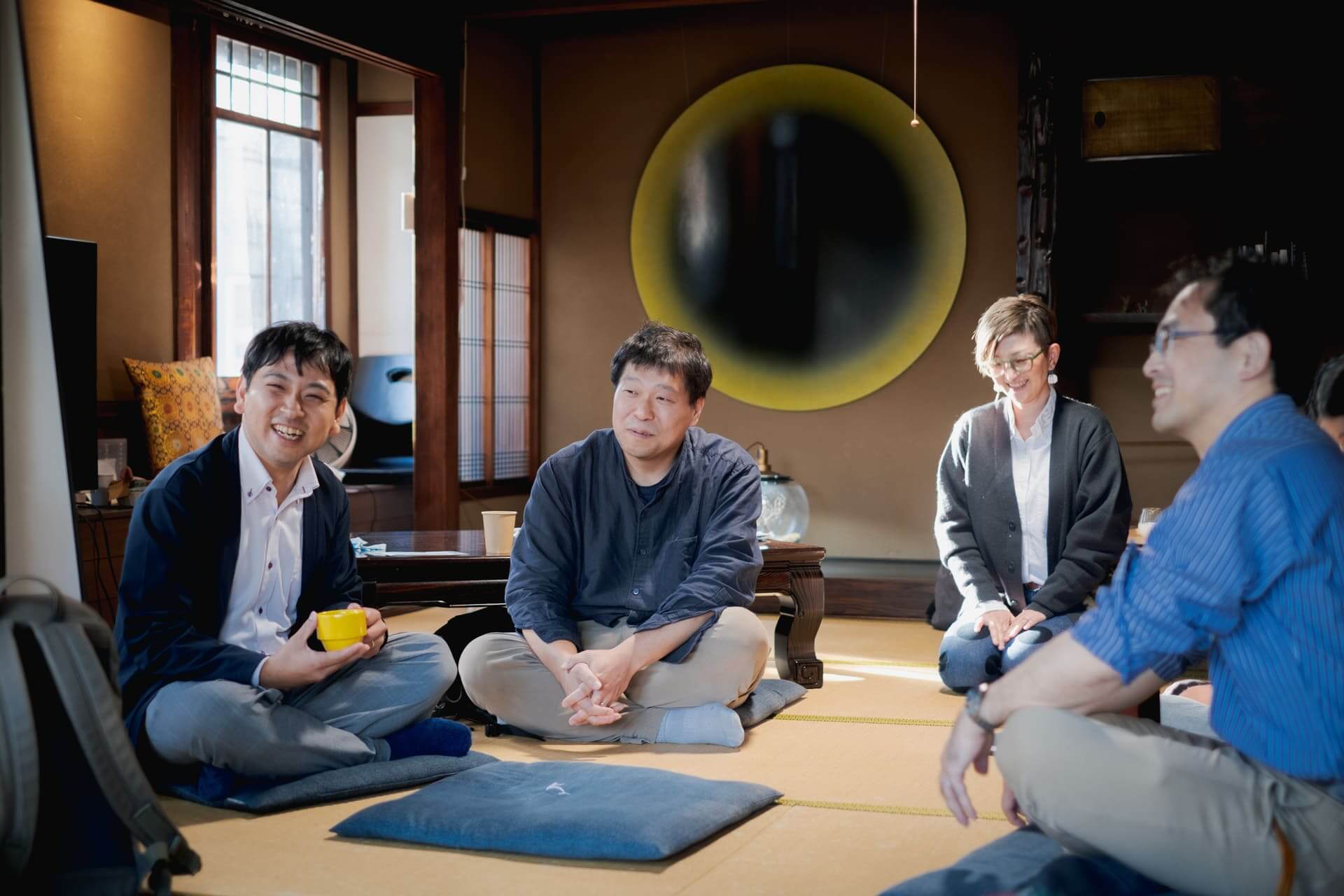 1回目ワークショップにて研究開発プロジェクトメンバーらが談笑する様子