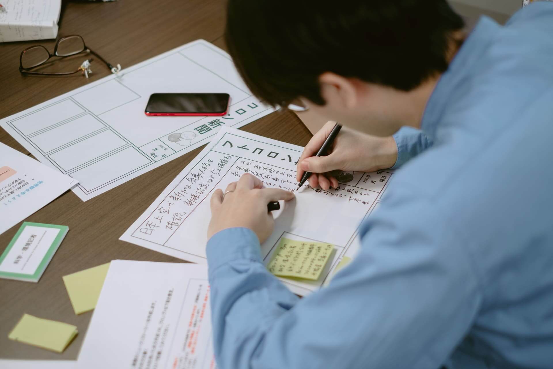 2回目ワークショップにて成果を「新聞」形式の紙に書き込む様子