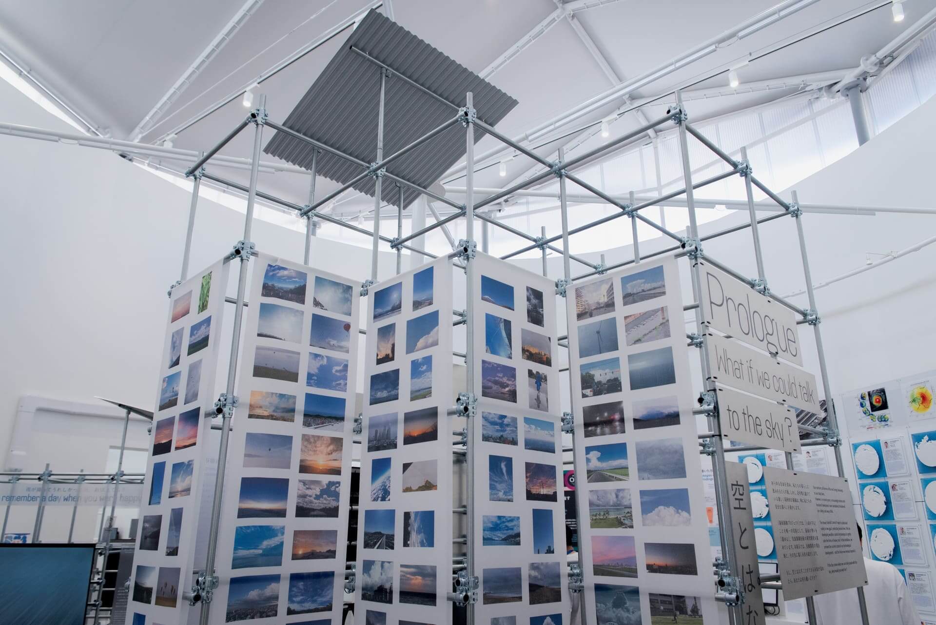 プロローグ：「空とはなしができたら」の写真と百葉箱を模した展示造形の様子