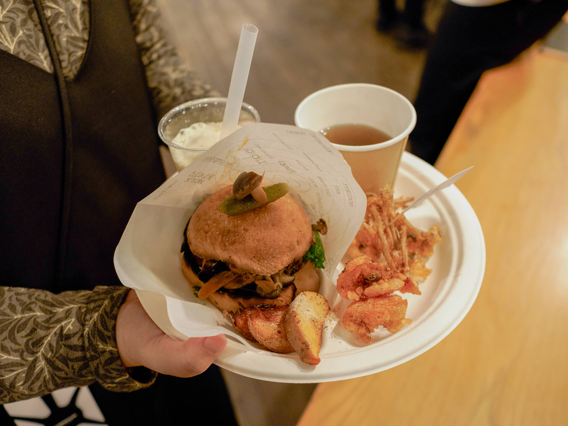 ハンバーガーなどをワンプレートで載せる
