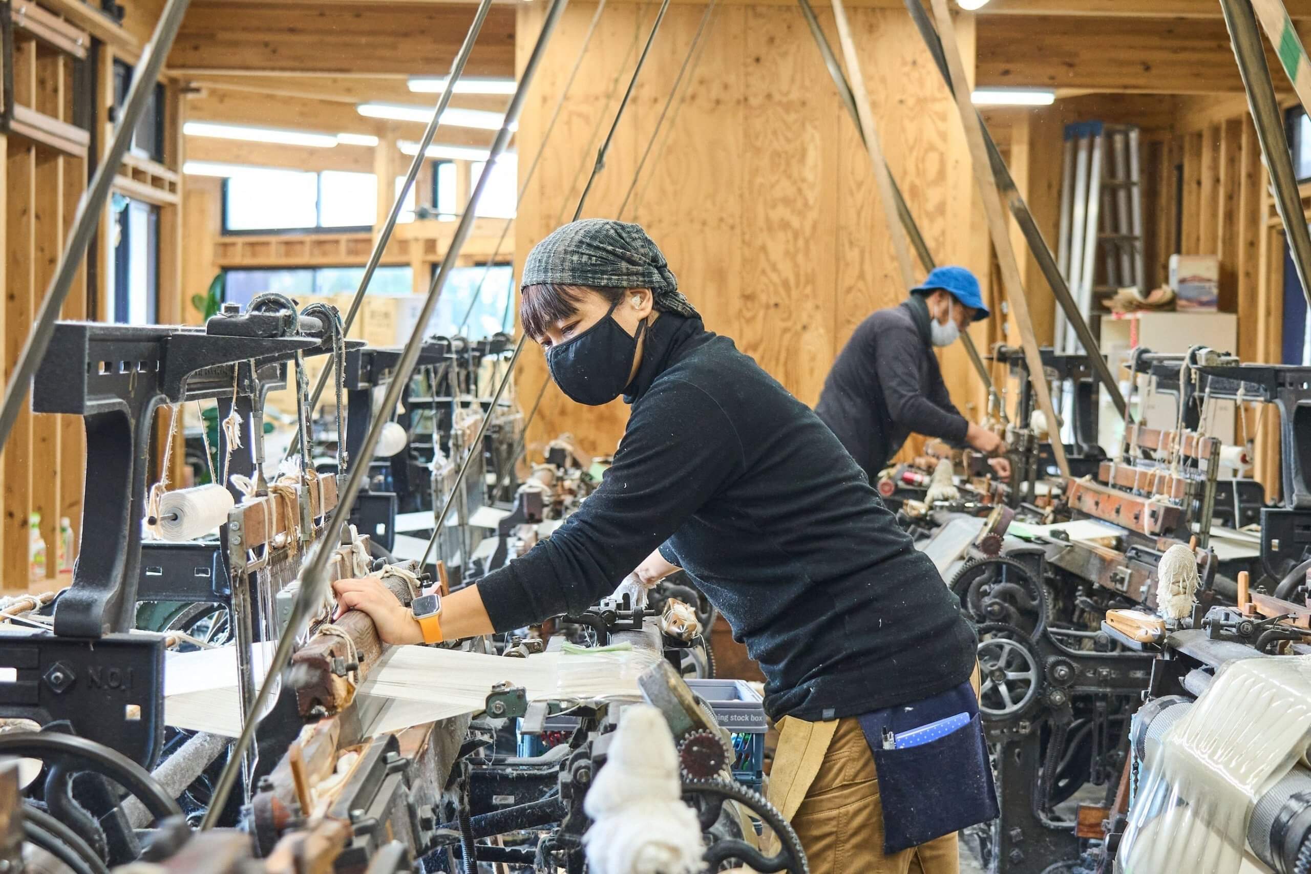 帆前掛けをつくる職人さんの様子