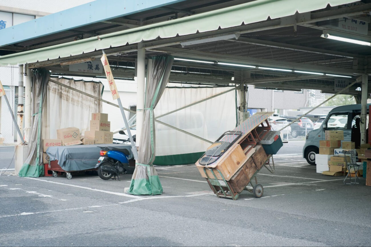 朝市の風景。小さなリヤカーに什器がくくりつけられ、会場に運び込まれている