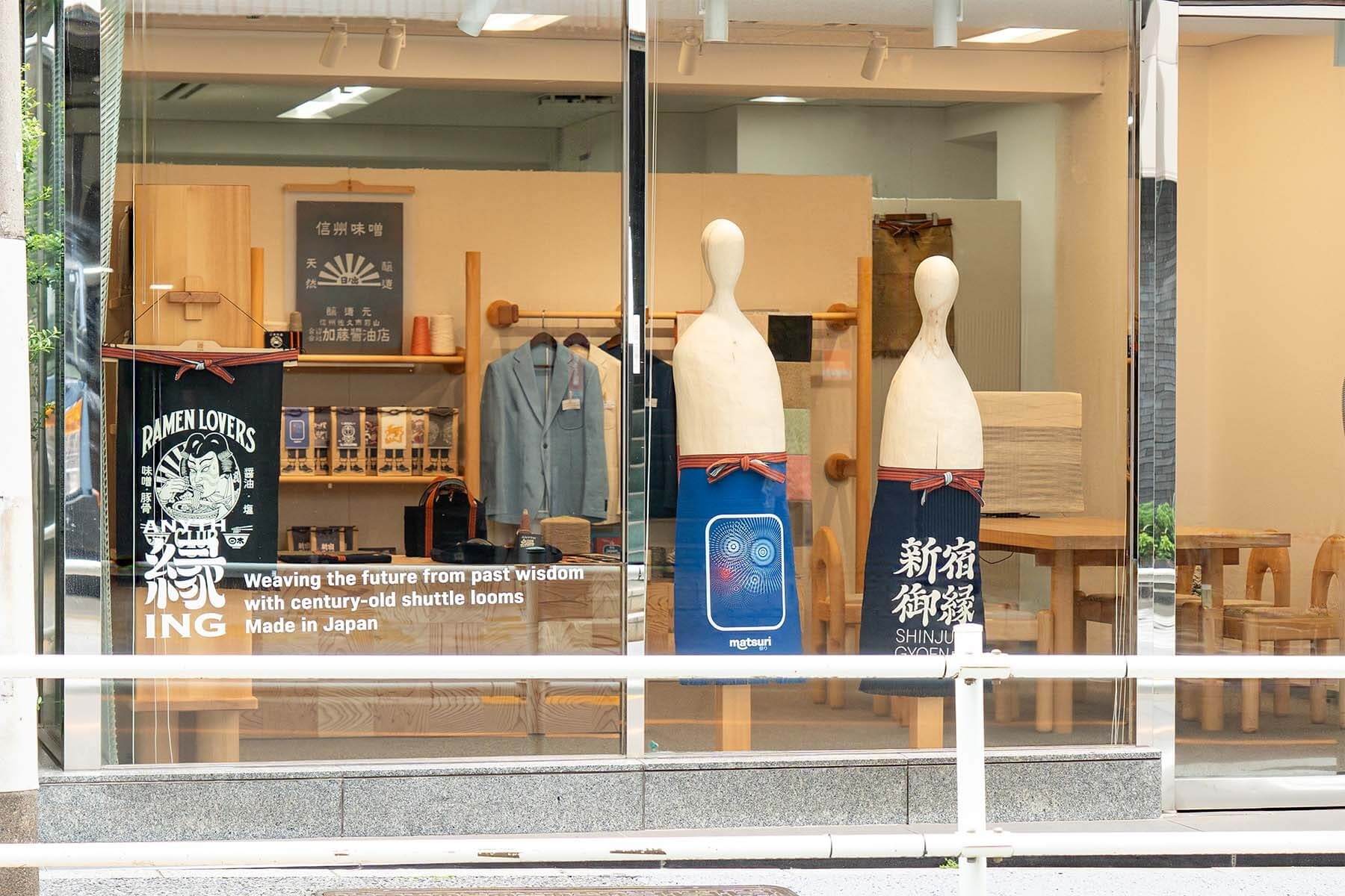 帆前掛けを店舗に飾る様子