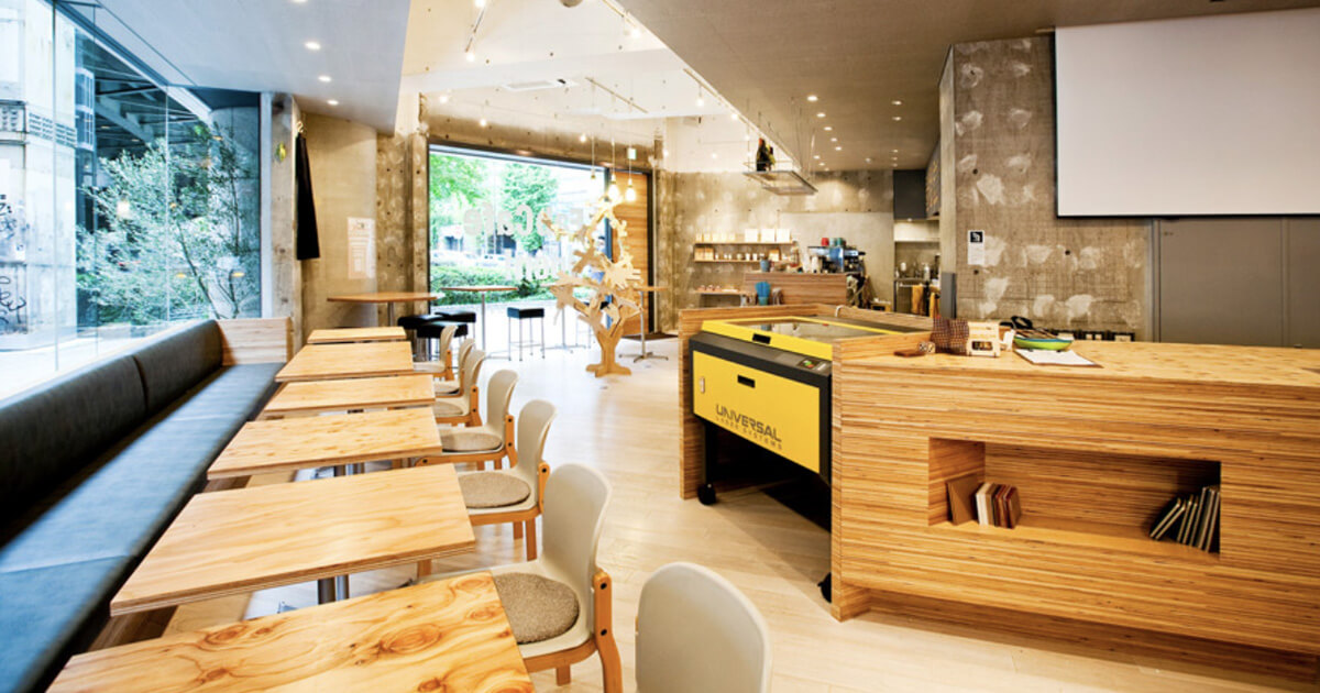 2012年にオープンした当時のFabCafe Tokyo。店の真ん中にレーザーカッターを据えて、ものづくりの様子がカフェのどこにいても見えるように