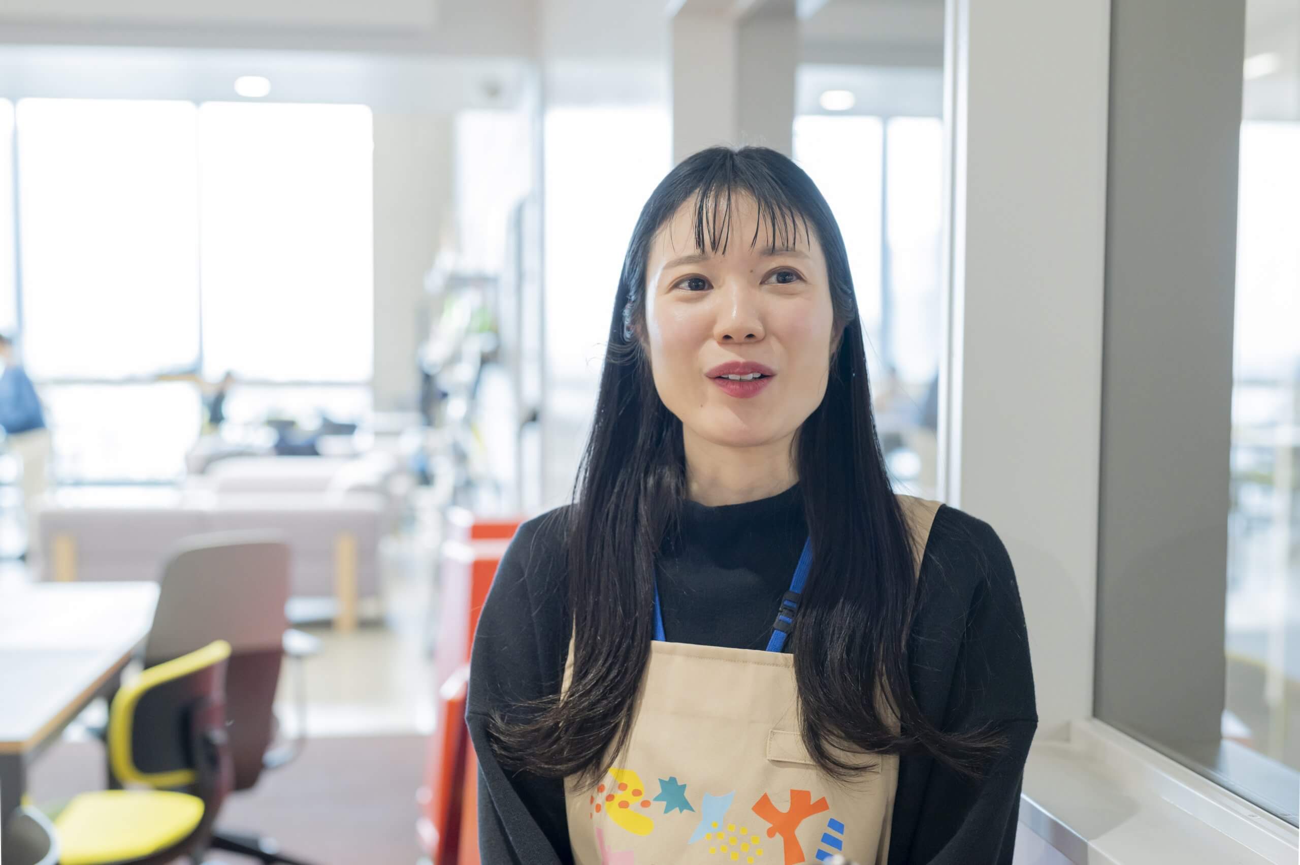 インタビューに答える澤田さんの様子