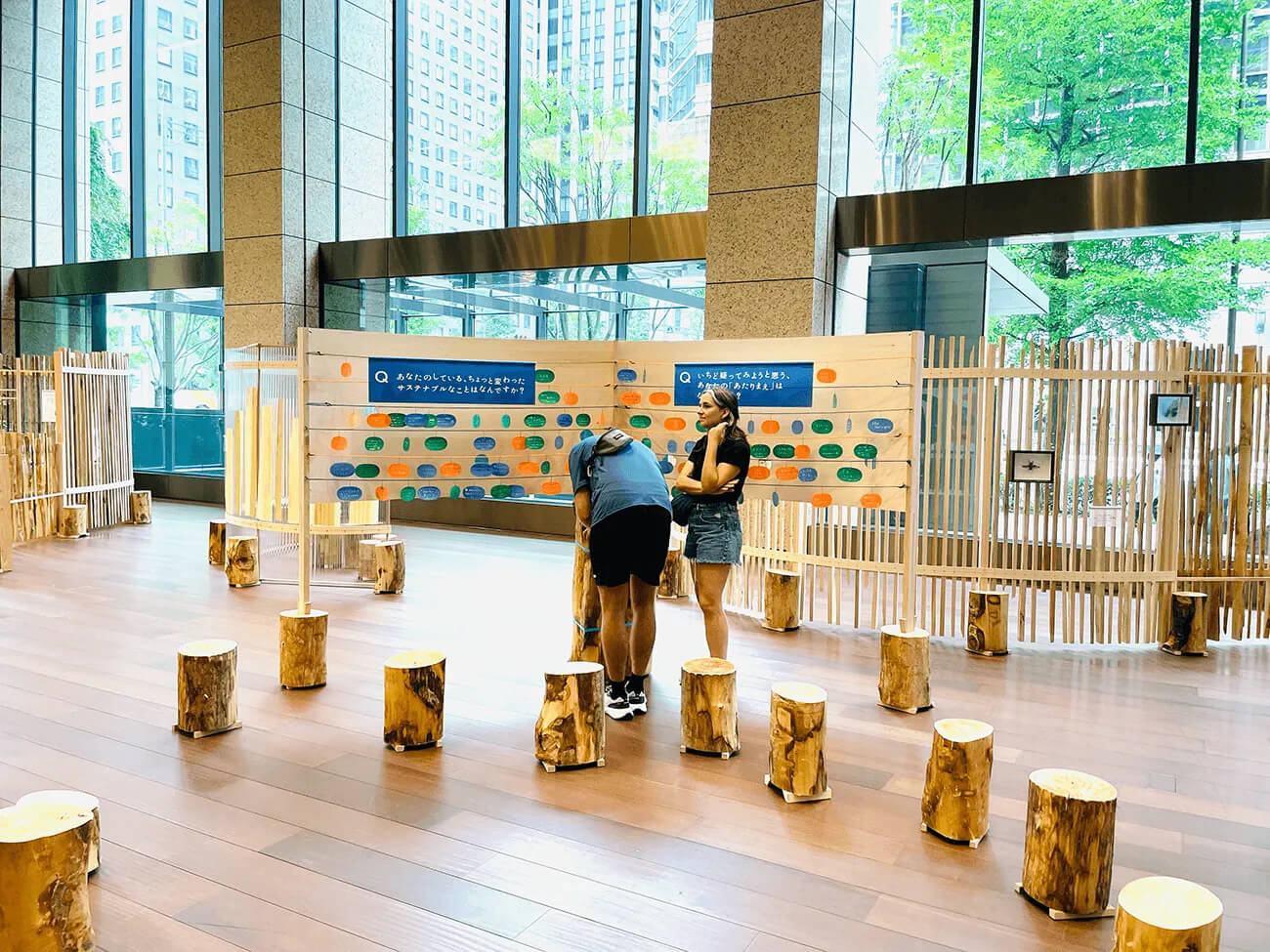 3周年記念展示『ちきゅうのみちくさ展』の様子。広い空間に小さな木材が並んでいる