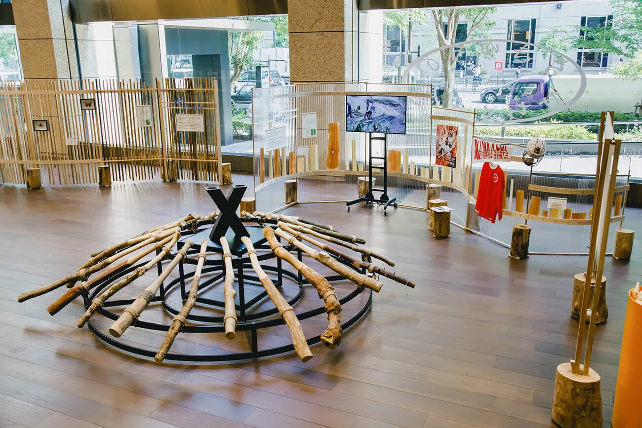 3周年記念展示『ちきゅうのみちくさ展』の様子。広々とした習慣に、木材でつくられた展示什器や棍棒のようなものが並んでいる