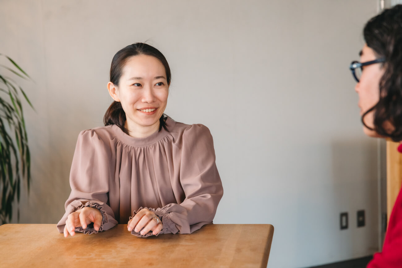 インタビューを受ける岡本さんの様子