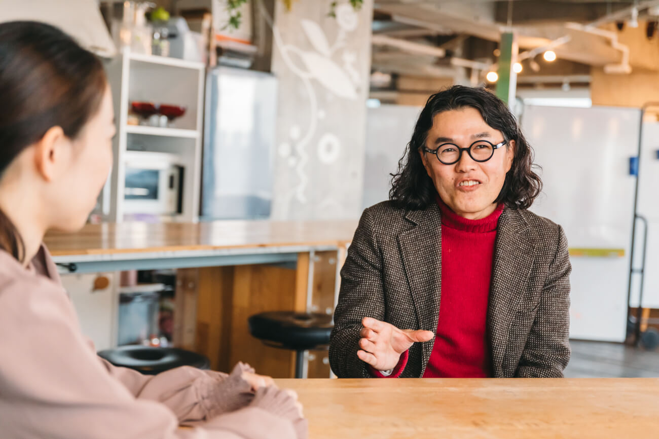 インタビューを受ける、ロフトワーク棚橋の様子