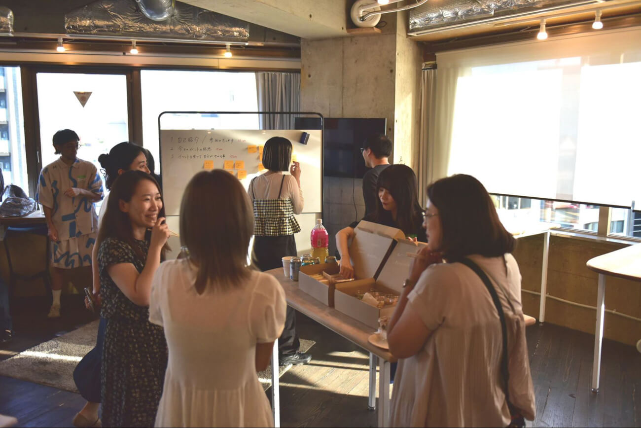 過去に開催されたイベントの様子。対面で集まり、テーブルを囲みながら雑談をしている