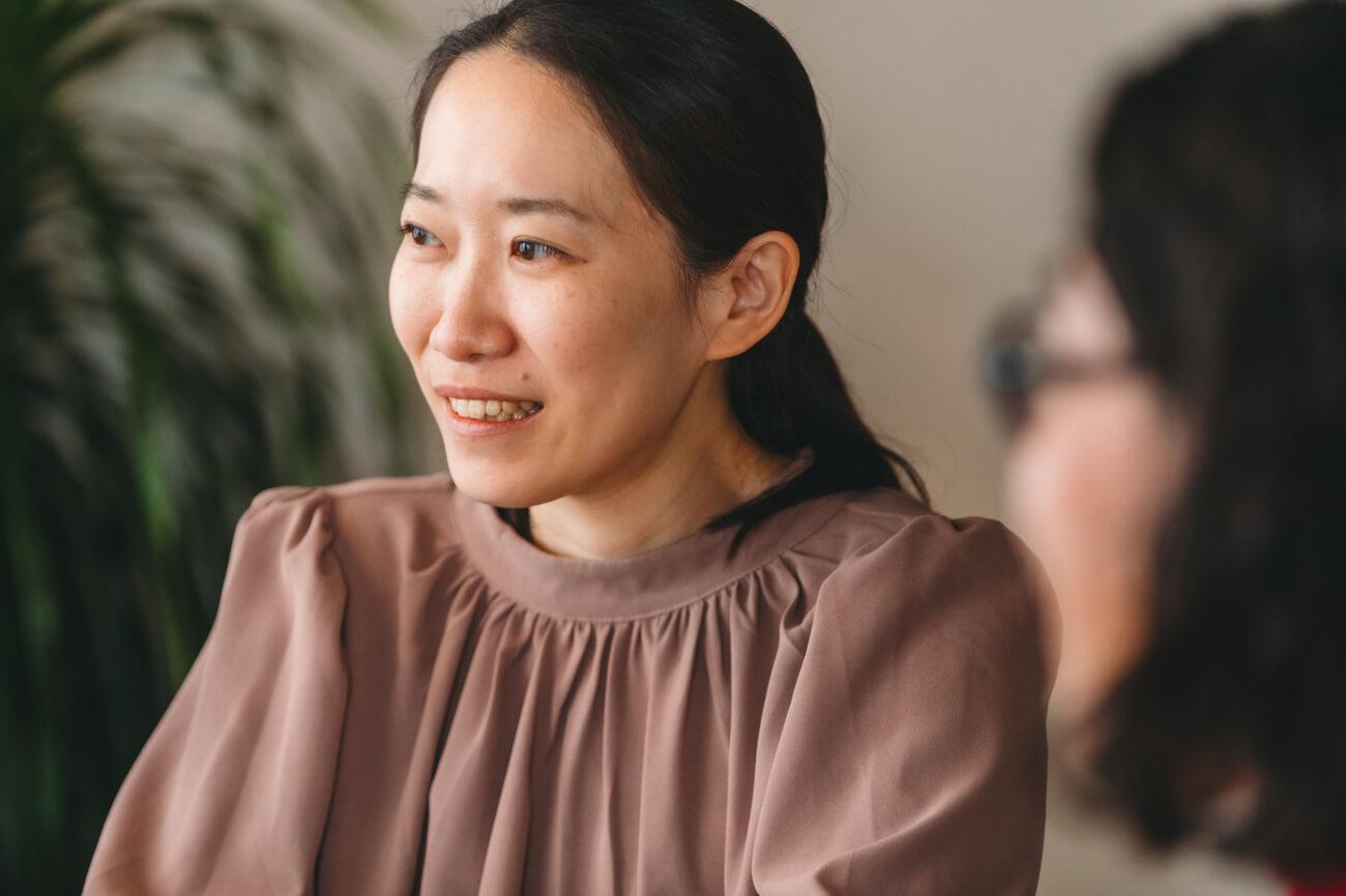 インタビューを受ける岡本さんの様子