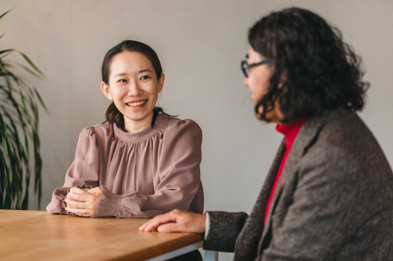 インタビューを受ける岡本さん、棚橋さんの様子