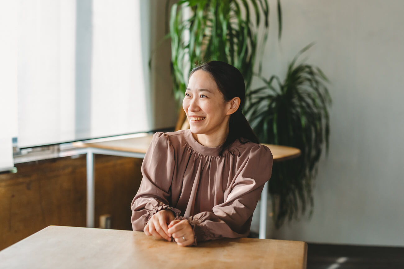 インタビューに答える岡本さんの様子