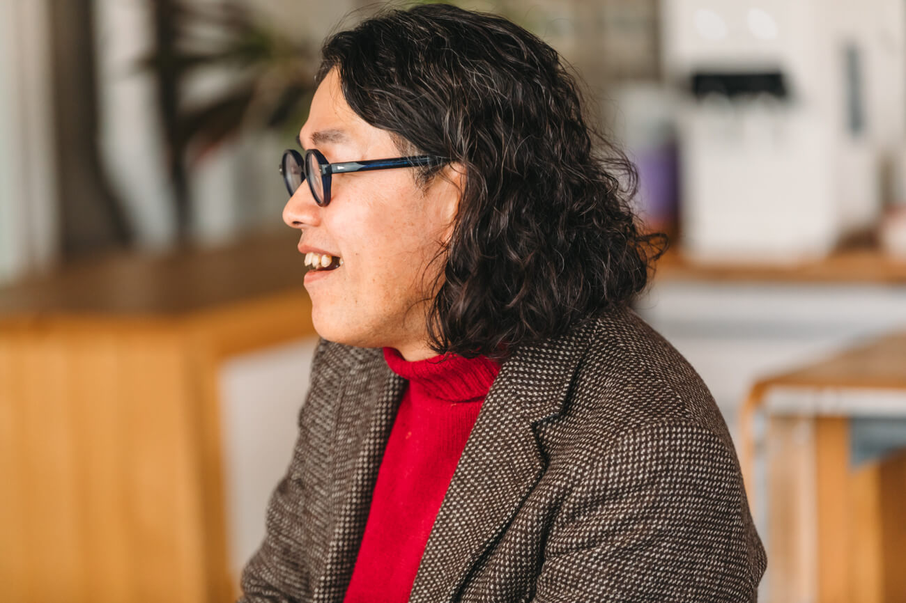 インタビューに答えるロフトワーク棚橋の様子