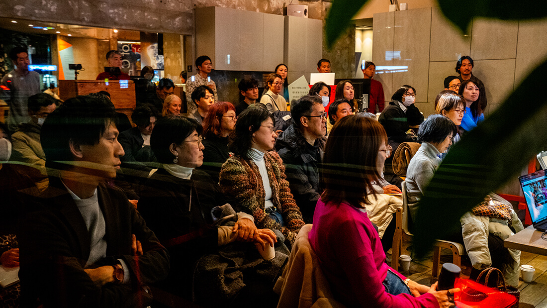 客席の様子。男女が入り混じって、登壇者の話に熱心に耳を傾けている。