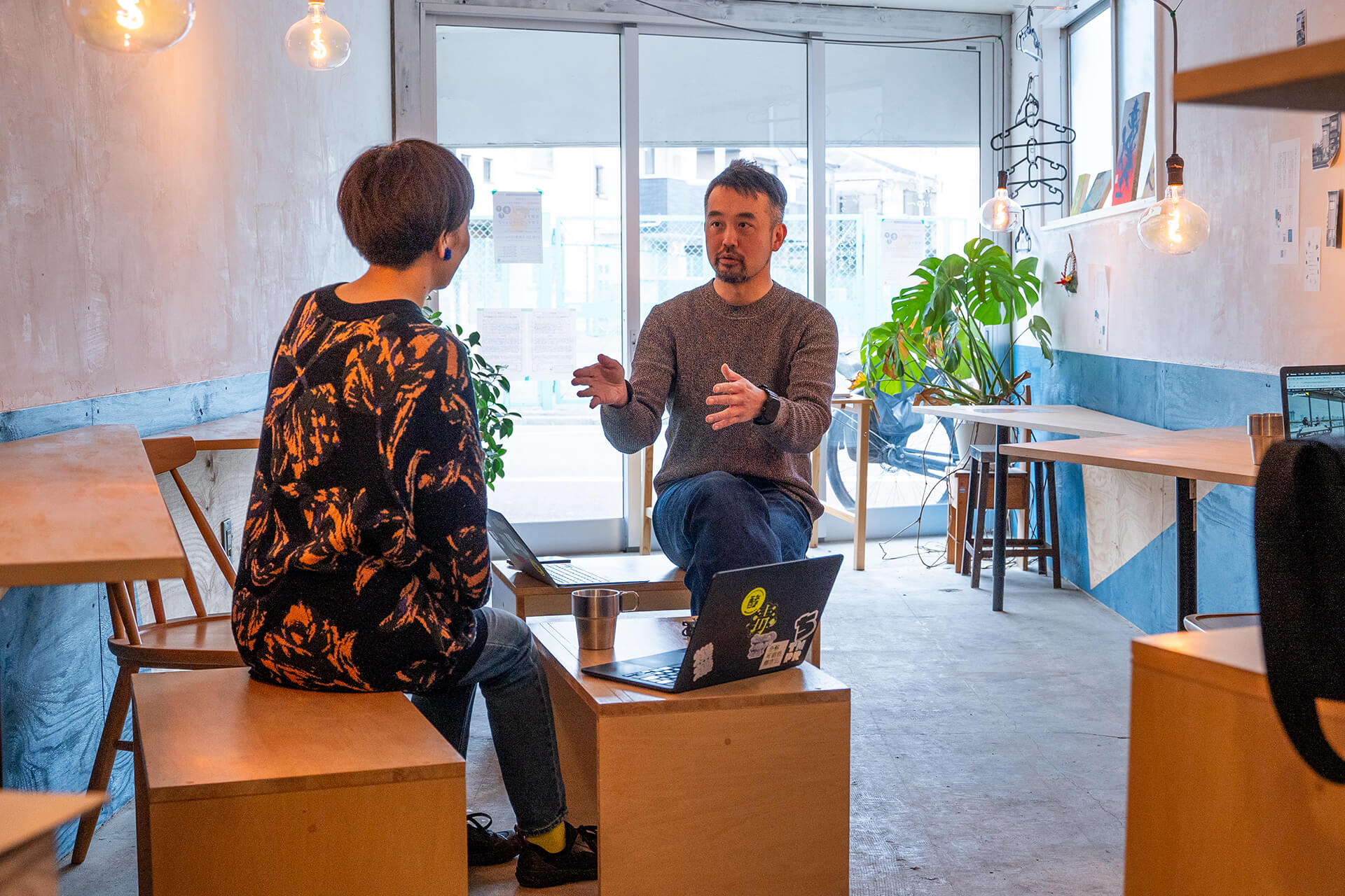 ドミニクさんと岩沢さんが話している様子