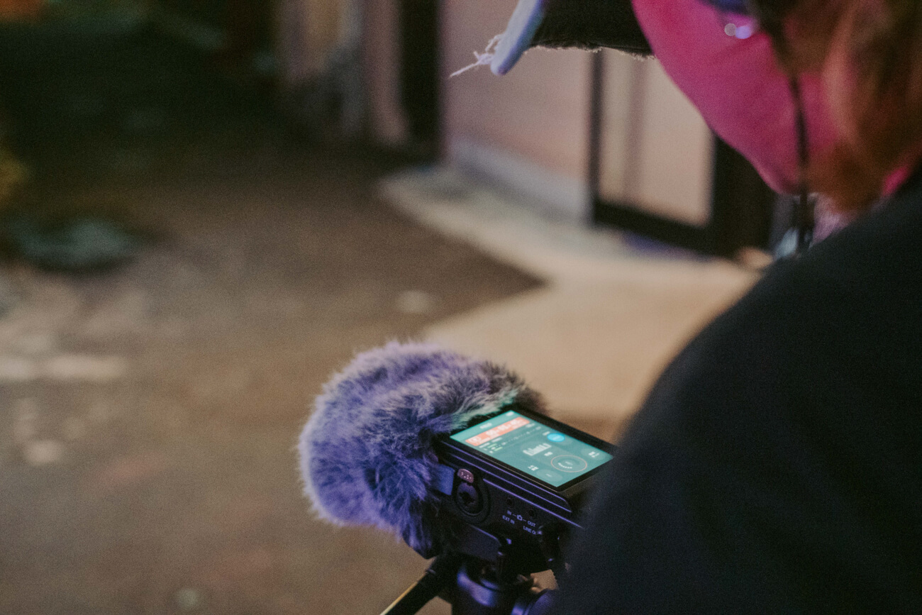 フィールドレコーディングをするために、レコーダーを持っている人の写真